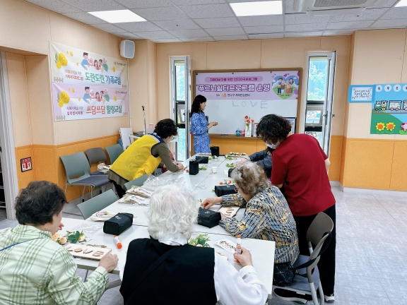 연수구는 경증 치매 어르신들의 사회적 고립으로 인한 외로움을 예방하기 위한 인지자극 쉼터 프로그램을 운영한다